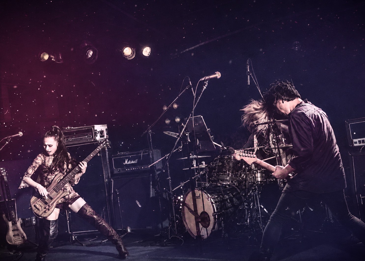INSIDE ME performing live, with Kiyoshi on bass and Ryo Hizumi on guitar